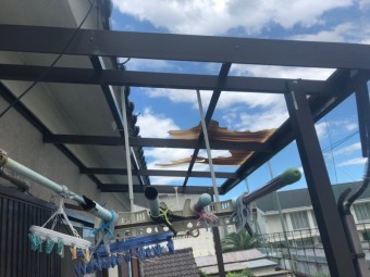 波板が飛んだ