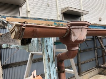 樋の金物写真