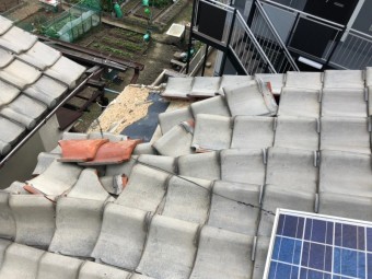 瓦がめくれた