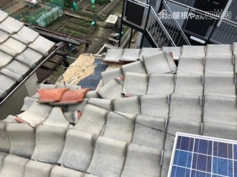 瓦がめくれた
