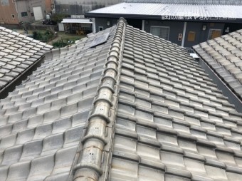 屋根がめくれている