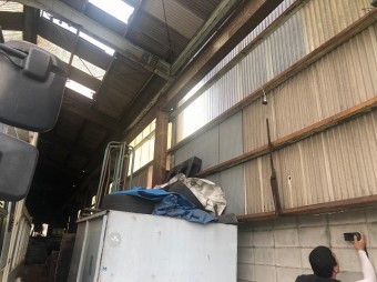 工場隣との境
