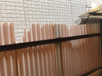 目隠しの波板が割れた