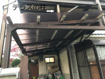 テラスの柱が波板の上にのっている