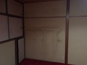 壁にシミ