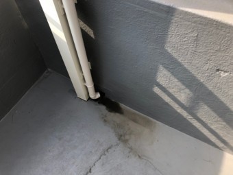 ベランダに樋の先がある