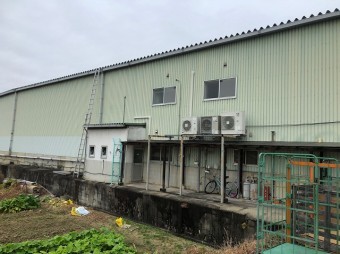 倉庫の壁にはしご