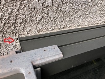 窓の横にヒビ