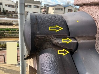 瓦と板金の隙間