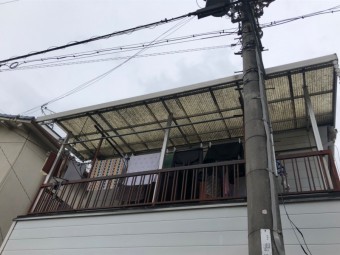 波板が一枚飛んだ