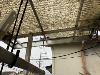 割れたままになっている波板