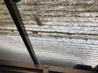 波板の隙間をコーキングで止めている