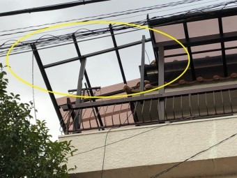 波板が飛んだ
