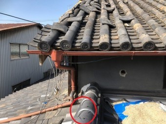 落ちた瓦でひび割れ