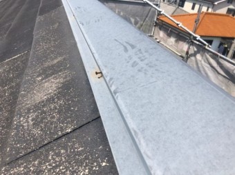 棟板金の釘抜け