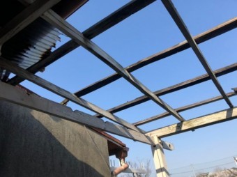 ベランダの屋根が飛んだ