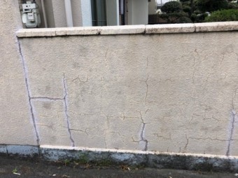ブロック塀にクラック