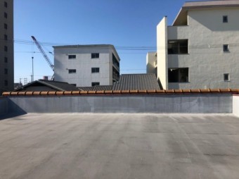 陸屋根の向こう側の瓦