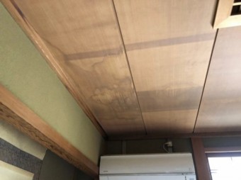 天井にシミ