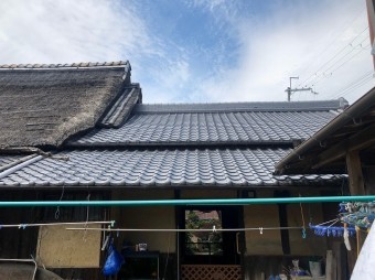 茅葺きと瓦屋根