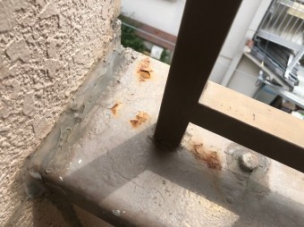 笠木に錆び