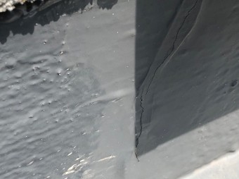 防水にヒビ