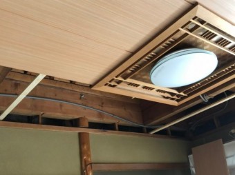 天井貼り替え中