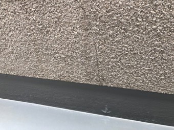 壁にヒビ