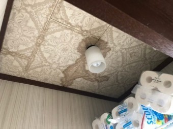 天井に雨漏りのしみ