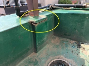 ベランダに大きなヒビ