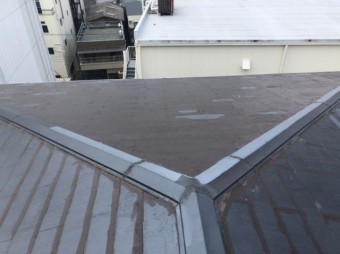部分塗装された屋根