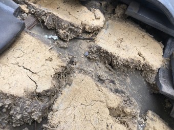 土の流れた跡