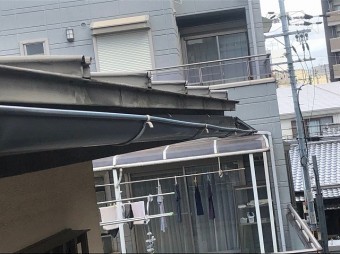 樋が垂れている