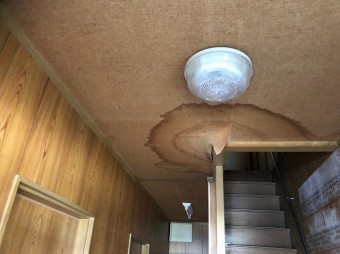 天井に雨漏り