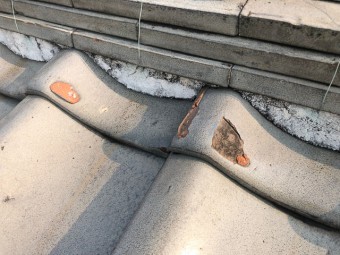 欠けた屋根瓦