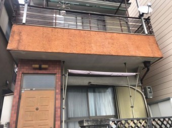 ベランダから水がこぼれる