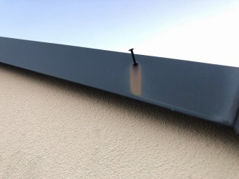 ケラバの釘が抜けている