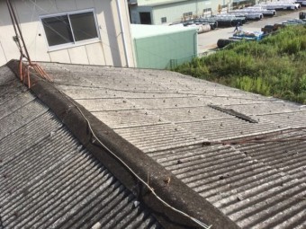 小波スレートの屋根