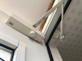 ドアクローザーから雨漏り