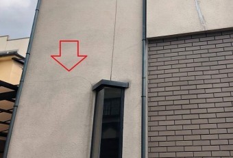 壁にひび割れ