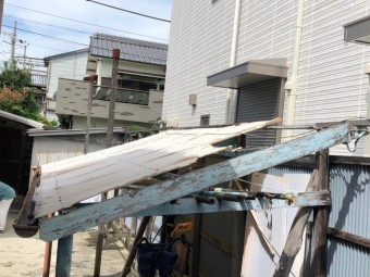 劣化した波板