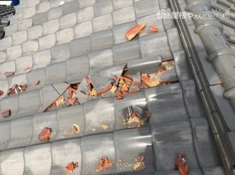 屋根瓦が割れて中の土が見えている様子