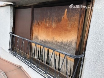 雨戸がぼろぼろ