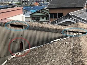屋根、壁めくれている