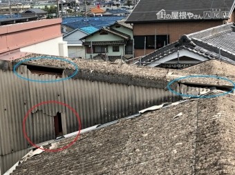 屋根、壁めくれている