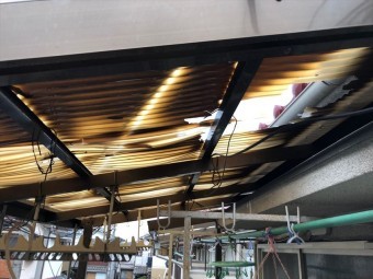 台風被害で割れた波板