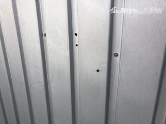壁の穴をコーキングで補修