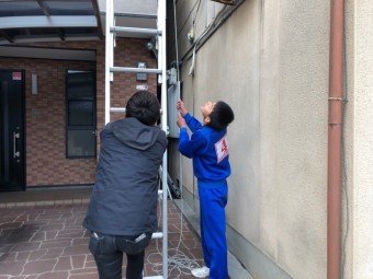 ご依頼いただいた平野区住宅で破風板の板金部分を調査している様子