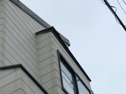庇の板金がういている