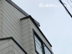 庇の板金がういている
